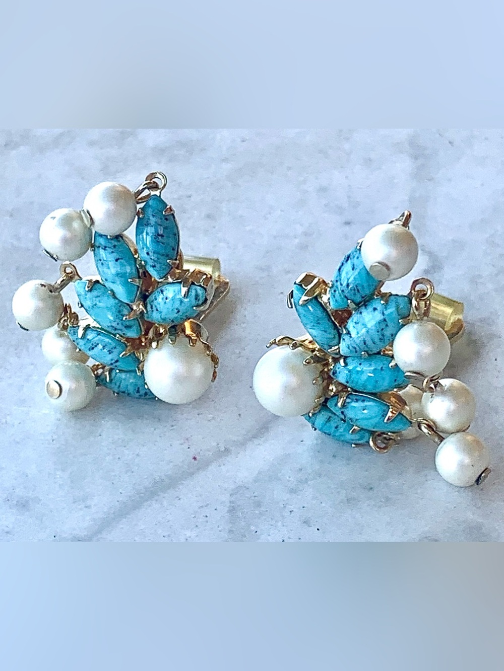 HOBE’ Turquoise and Pearl Cluster Clip-On Earrings GOLD VINTAGE FAUX MID CENTURY
